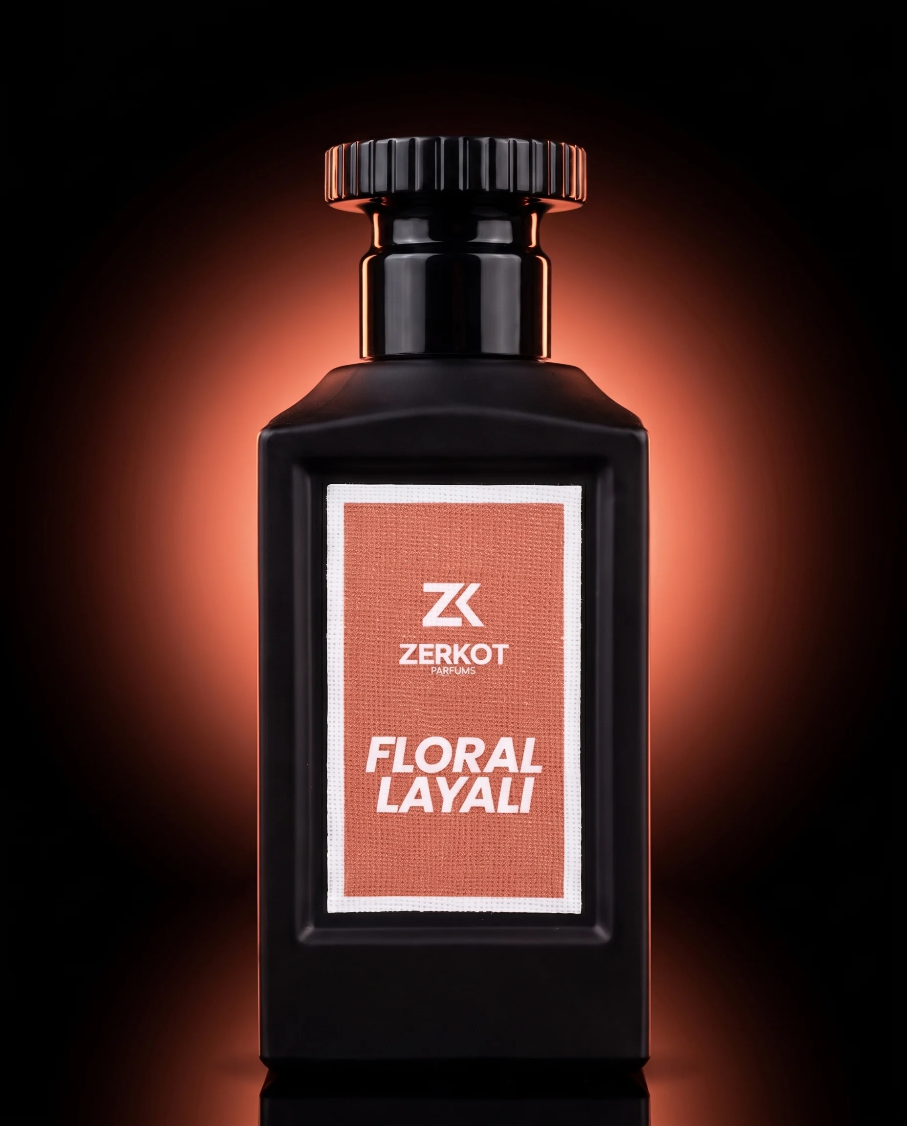 ZERKOT PARFUMS Floral Layali — mattschwarzer Flakon auf dunklem Marmor, warmes Studio-Licht und Reflexion