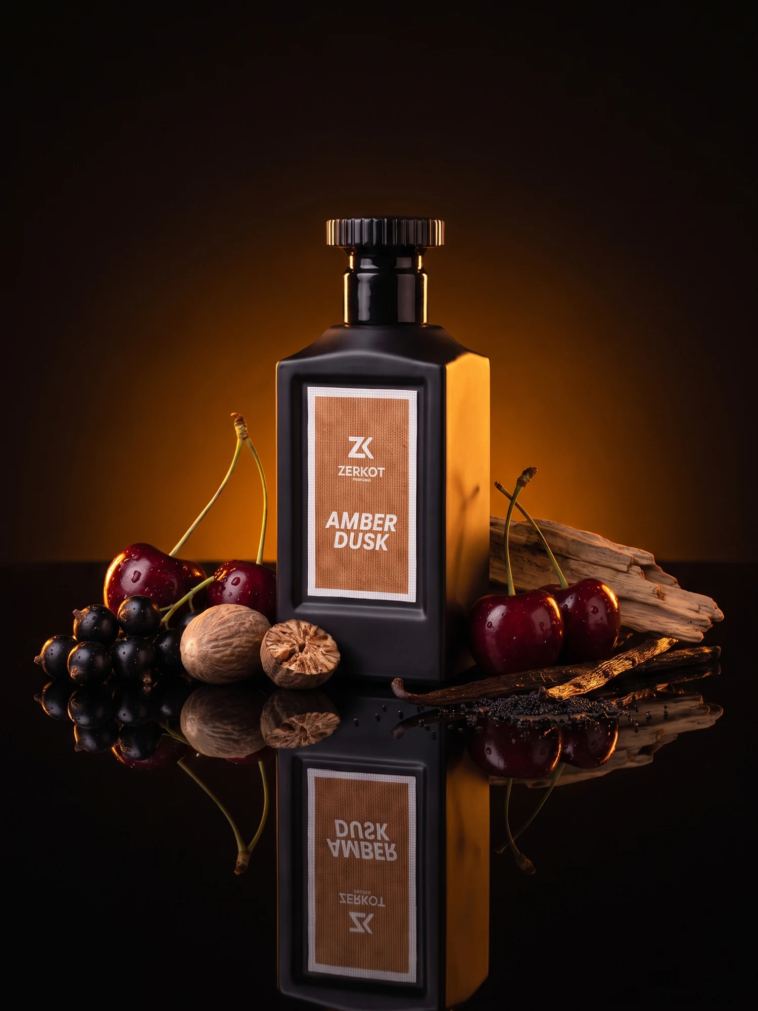 ZERKOT PARFUMS Amber Dusk — Flakon mit Kirsche, schwarzer Johannisbeere, Muskatnuss, Vanille und Zedernholz auf spiegelnder Fläche