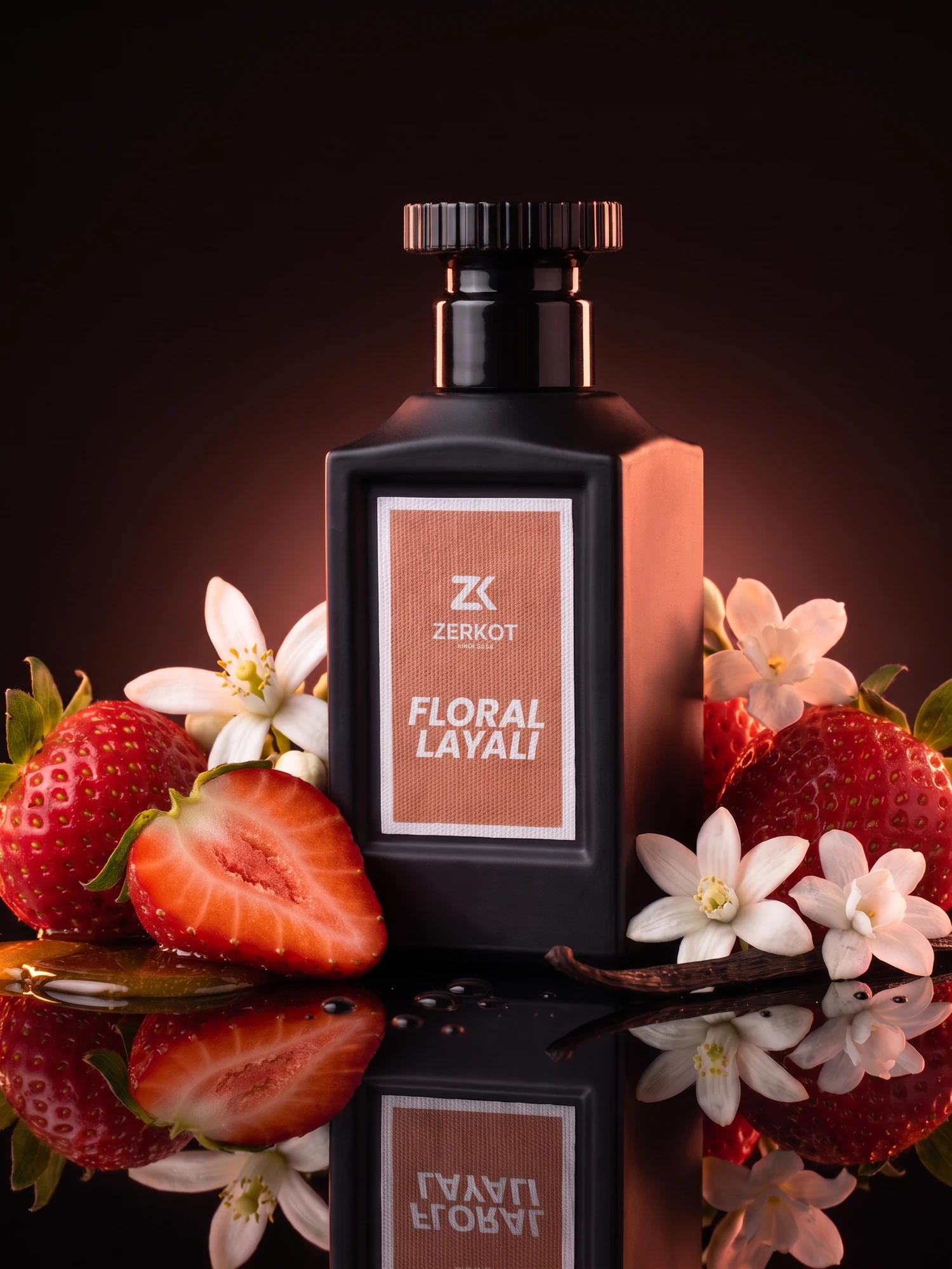 ZERKOT PARFUMS Floral Layali — Flakon mit Erdbeere, Orangenblüte, Jasmin, Honig und Vanille auf spiegelnder Fläche